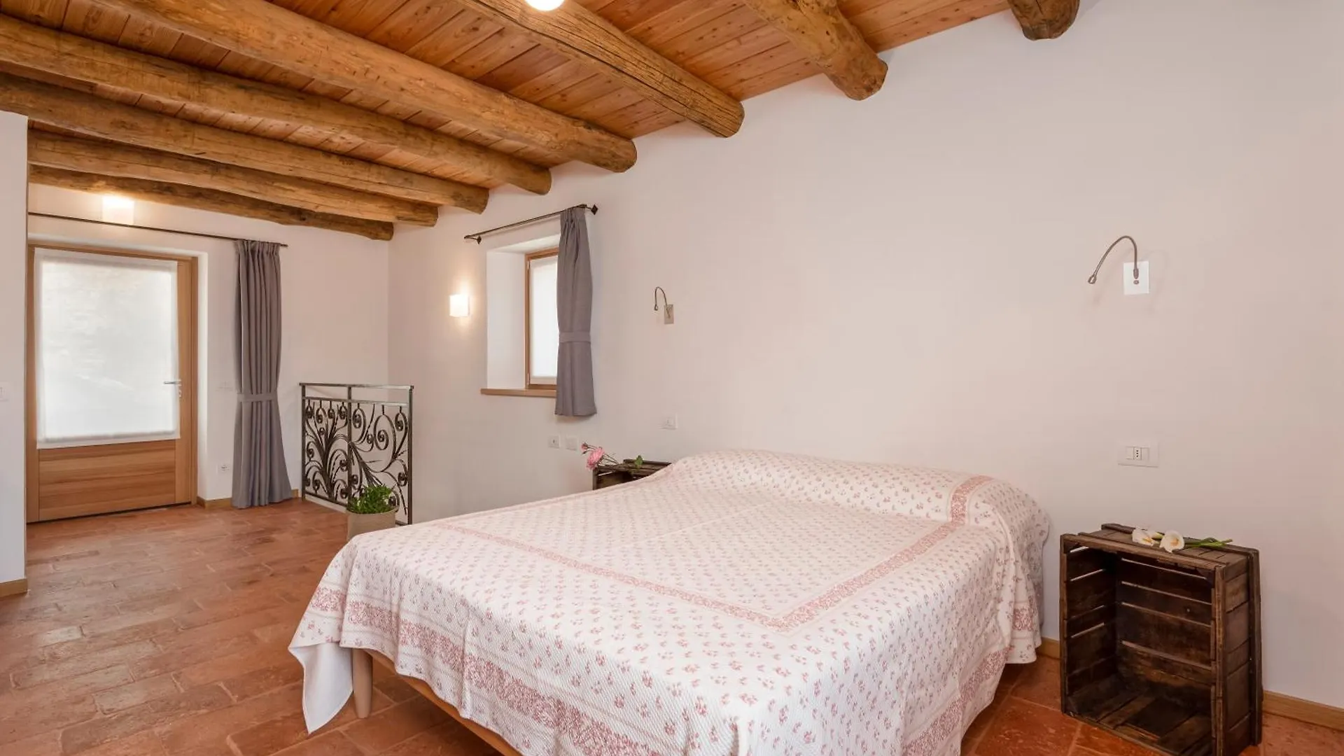 La Torre Del Manghen: Agri-Alloggio Indipendente Rota d'Imagna Chalet