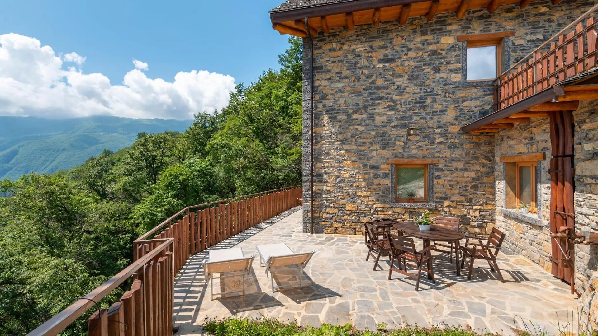 La Torre Del Manghen: Agri-Alloggio Indipendente Rota d'Imagna Chalet