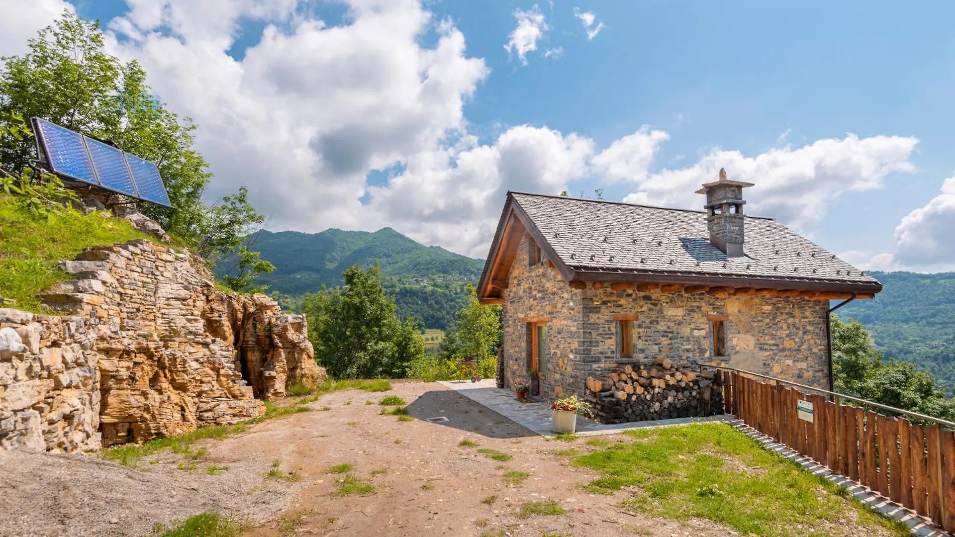 La Torre Del Manghen: Agri-Alloggio Indipendente Rota d'Imagna Chalet