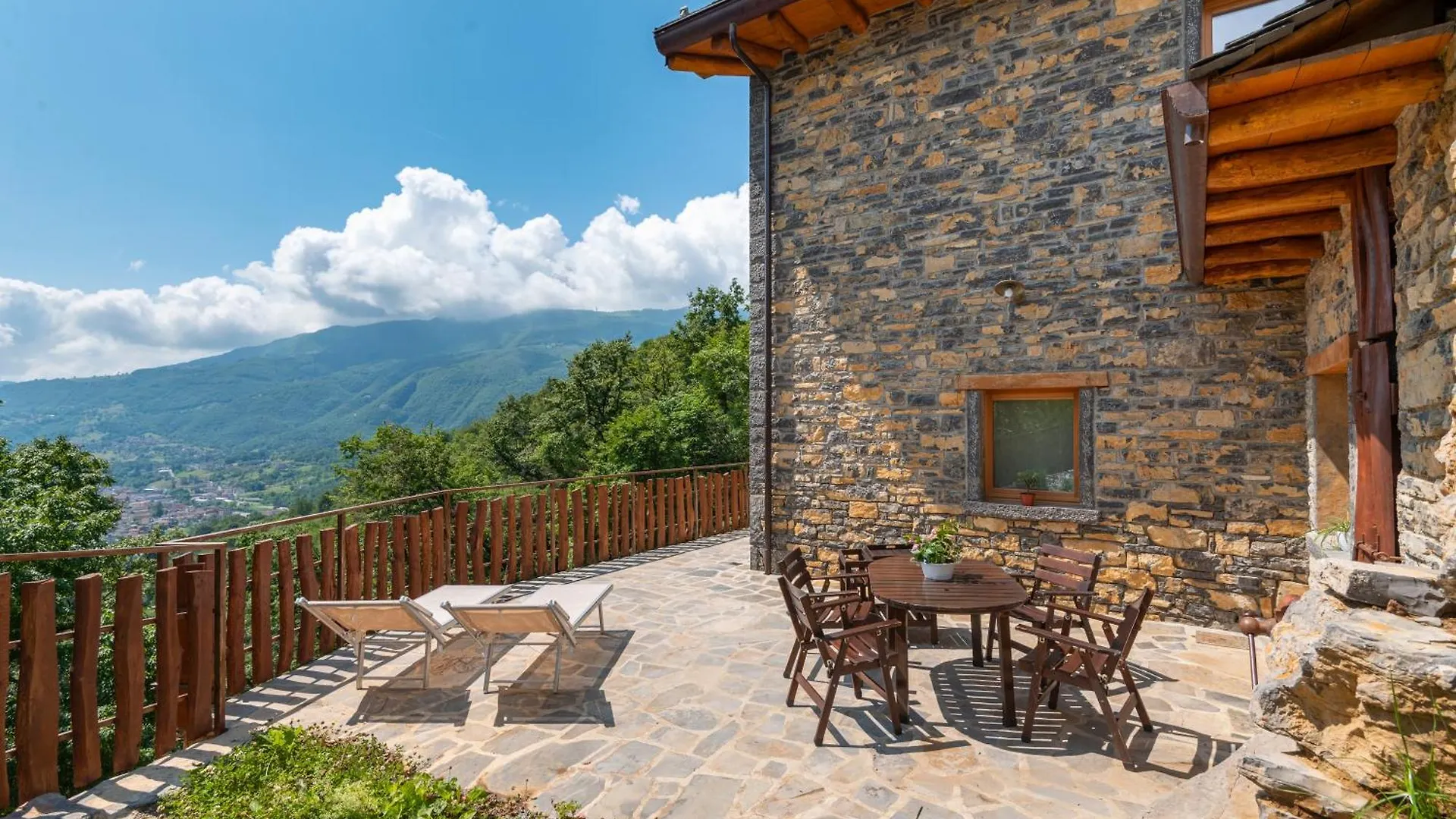 Chalet La Torre Del Manghen: Agri-Alloggio Indipendente Rota d'Imagna Italia
