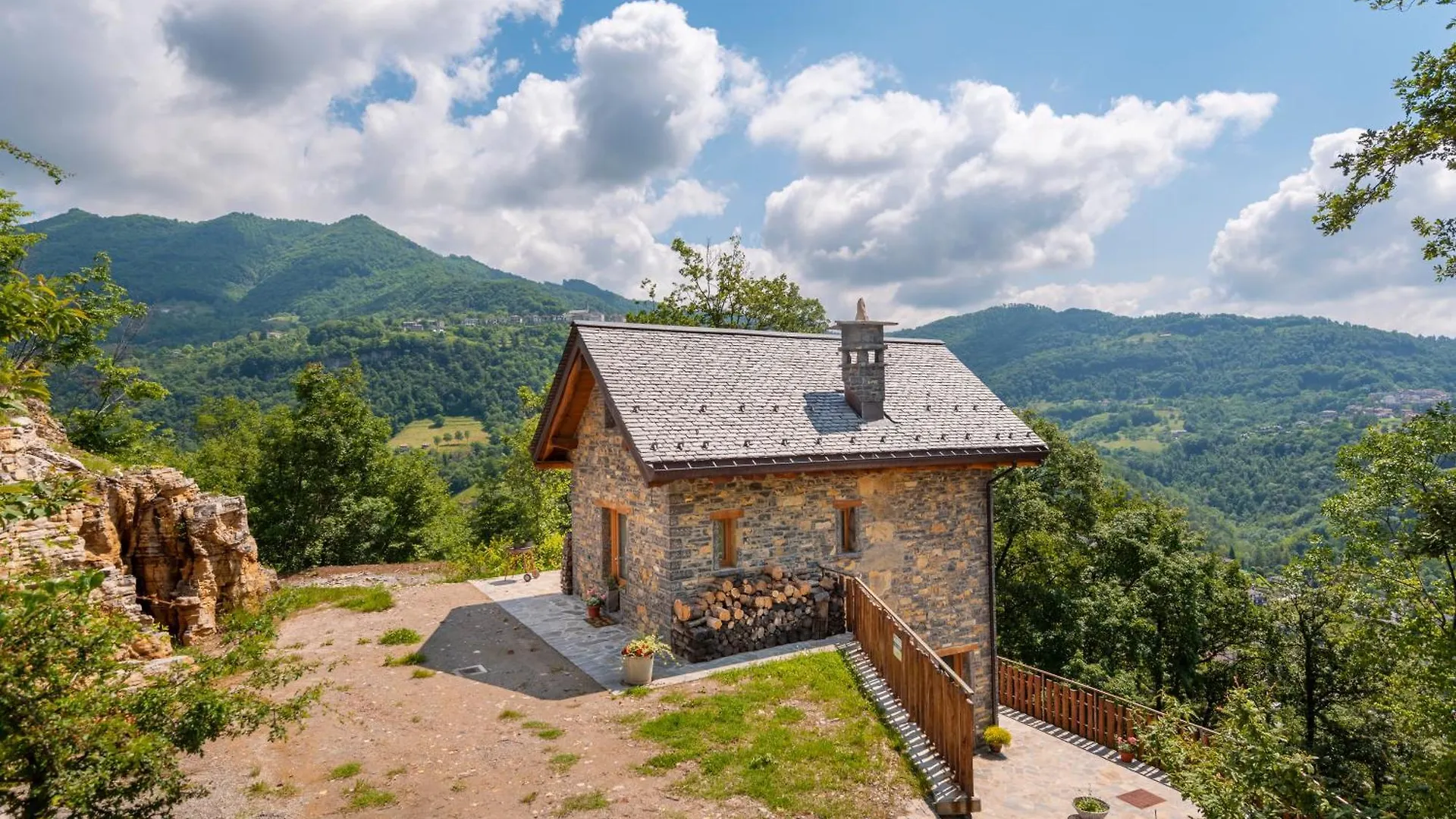 La Torre Del Manghen: Agri-Alloggio Indipendente Rota d'Imagna